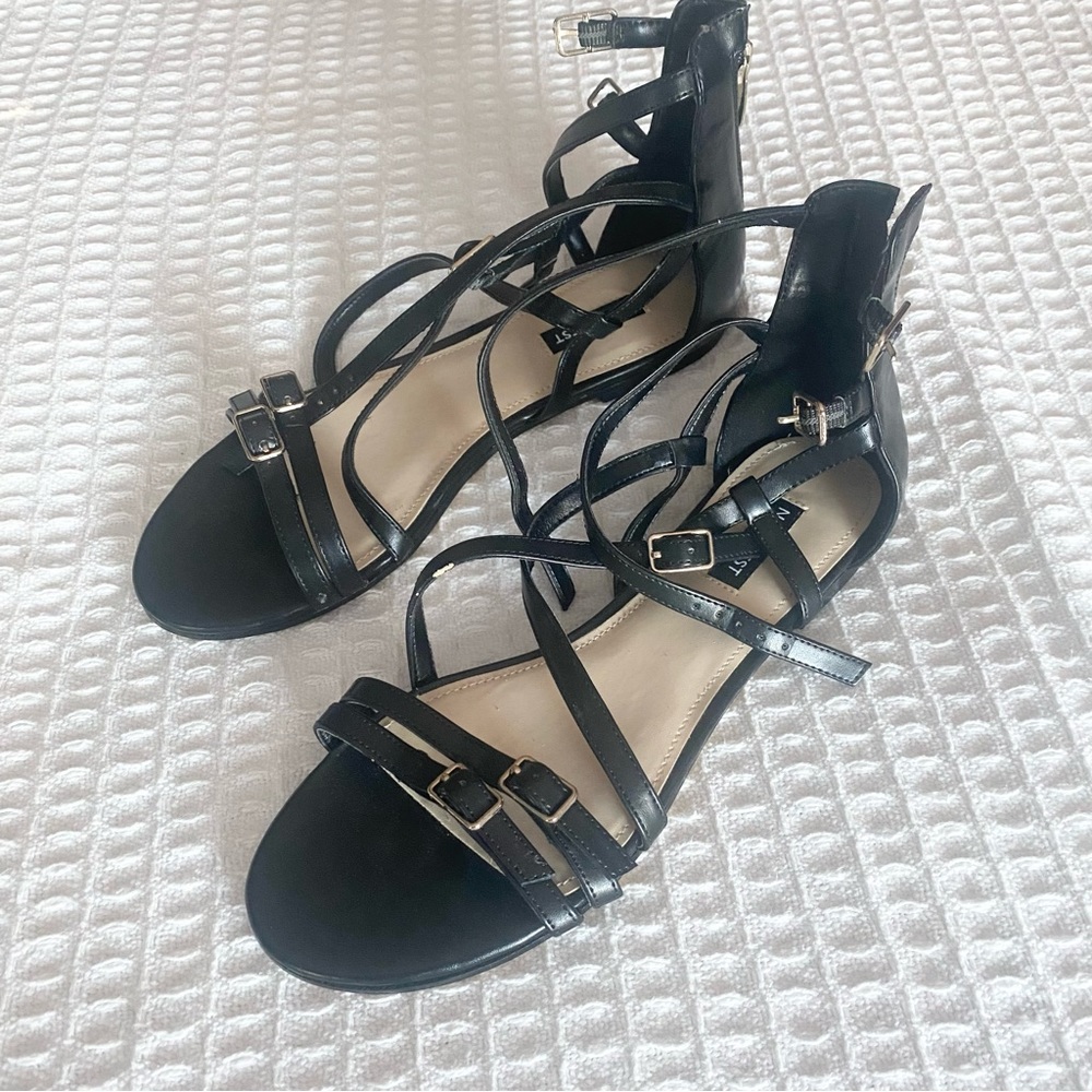 Nine West black Strappy flat sandals gold hardware size 8.5